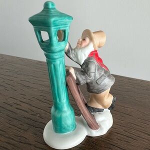 Lefton Colonial Village Figurine LAMPLIGHTER 1988 VTG Christmas City Hall 06742